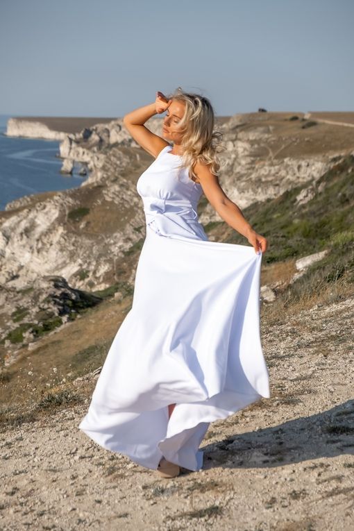 Длинное белое платье с поясом