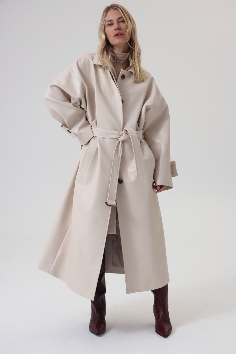 Пальто-плащ оверсайз женское из эко-кожи, рептилия off-white