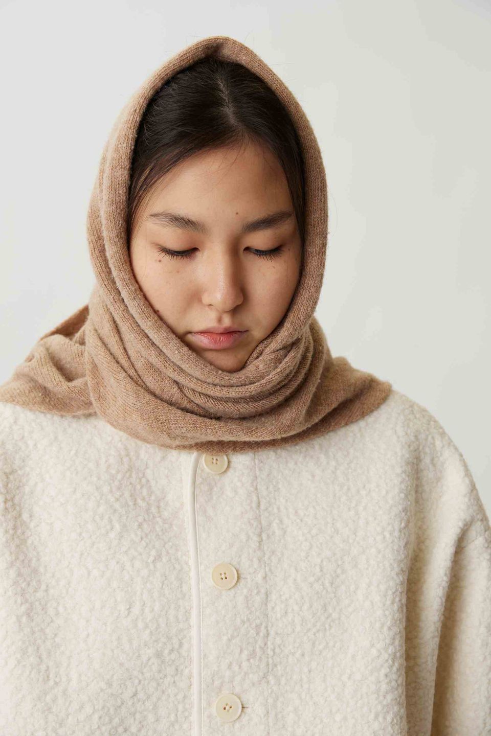 Косынка из шерсти бежевая